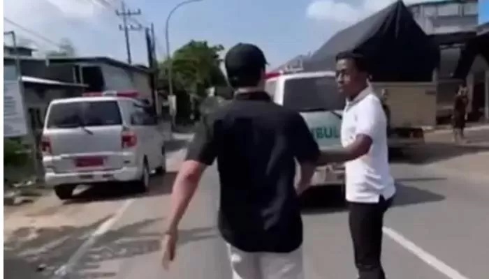 Sopir Ambulans Seret Pengemudi Innova yang Halangi Jalan Pasien Kritis