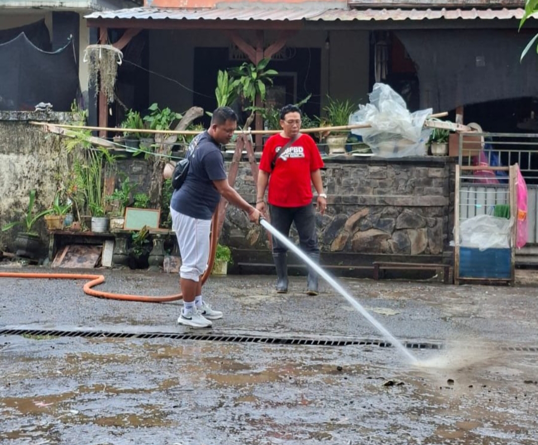 Proses pembersihan bekas banjir di Perumahan Griya Batu Indah oleh BPBD Tabanan, Jumat (19/9/2025).