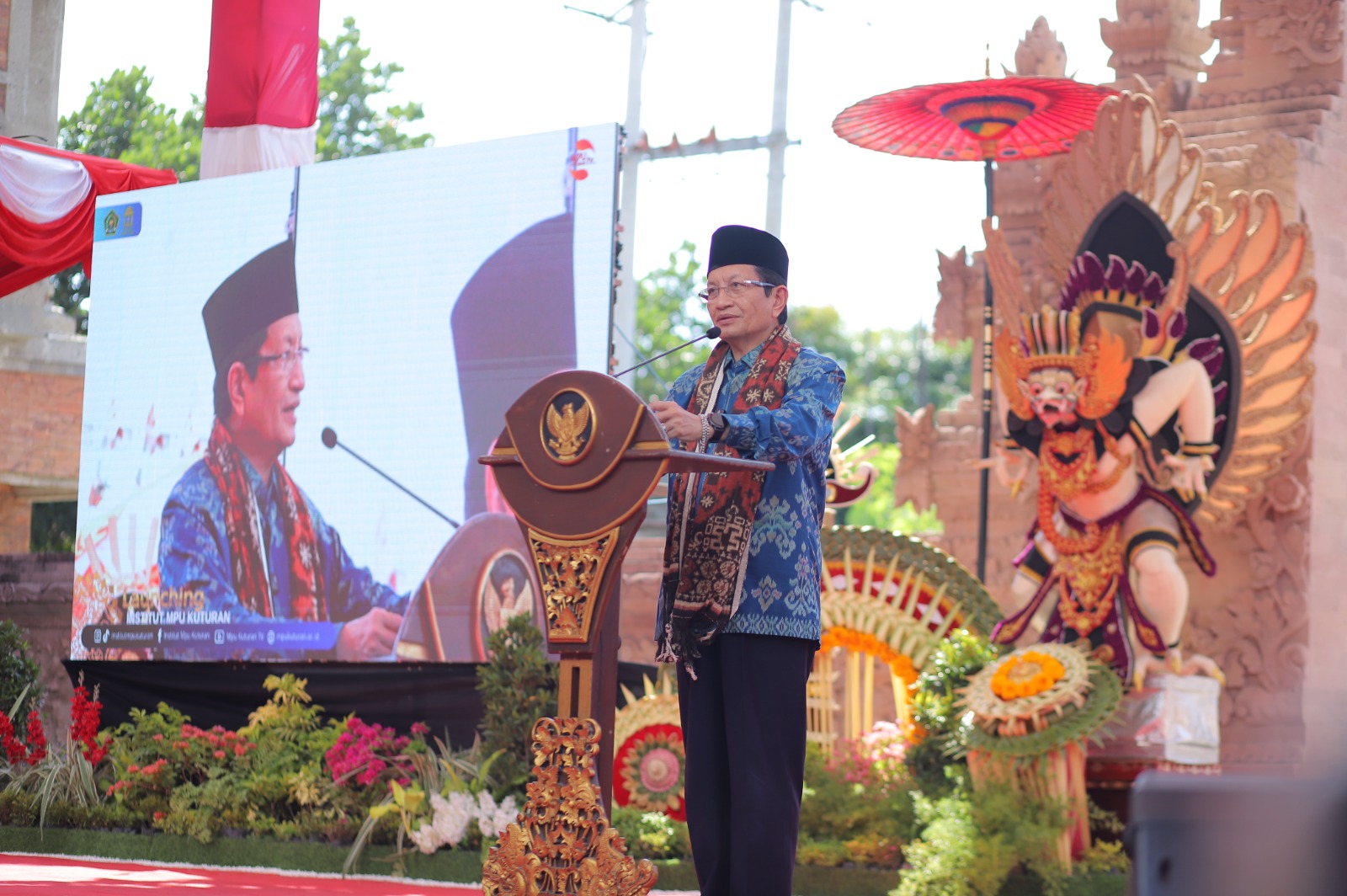 Menteri Agama RI, Prof. Dr. KH Nasaruddin Umar saat meresmikan transformasi dari Sekolah Tinggi Agama Hindu (STAHN) menjadi Institut Agama Hindu Negeri (IAHN) Mpu Kuturan pada Sabtu (20/9) siang