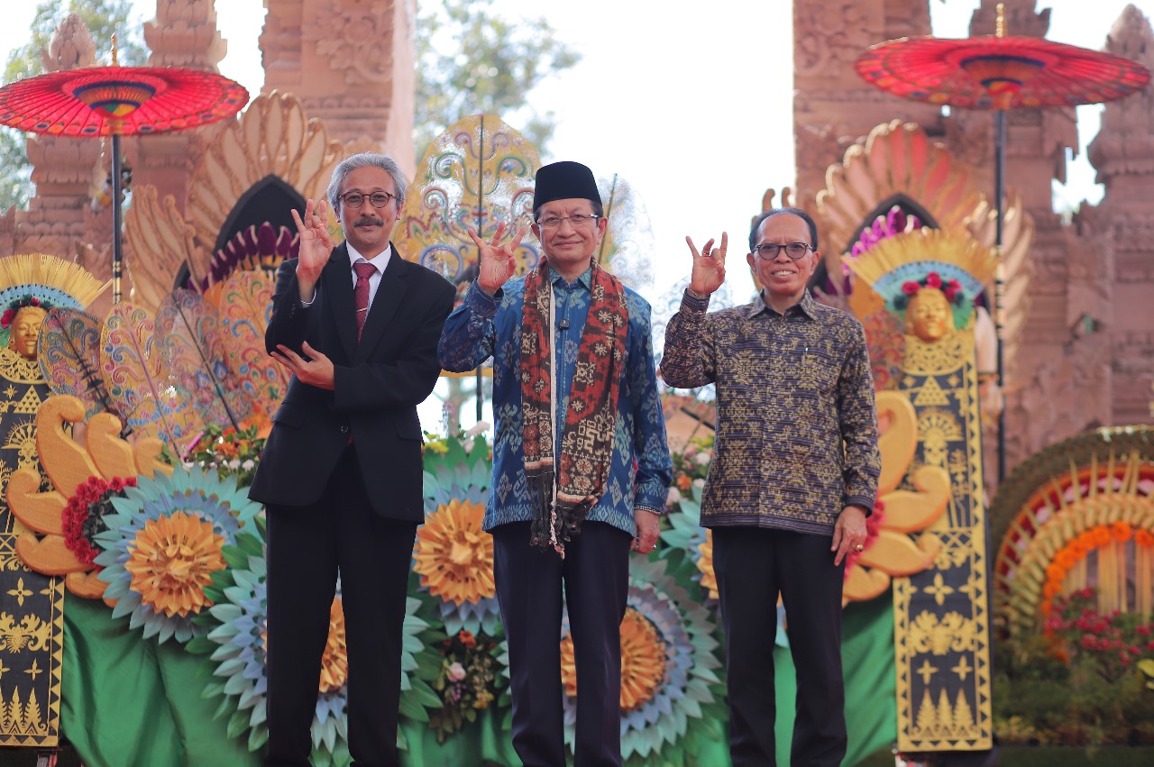 Menag RI Nasaruddin Umar bersama Dirjen Bimas Hindu Prof. Duija (kanan) dan Rektor IAHN Mpu Kuturan Prof. Dr. Gede Suwindia usai peresmian transformasi dari sekolah tinggi menjadi Institut