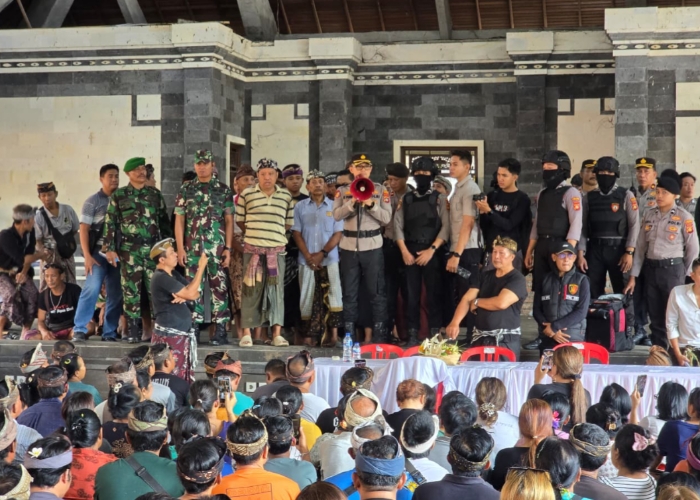 TEGANG:Suasana sempat memanas saat berlangsungnya Paruman Agung Penetapan Kelian Desa Adat Bugbug Periode 2025&ndash;2030 pada Minggu (21/9/2025), namun berhasil diredam.
