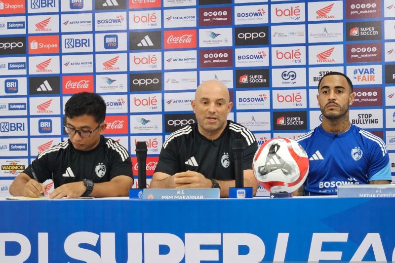 Pelatih PSM Makassar, Bernardo Tavares (tengah), menjawab pertanyaan pewarta pada jumpa pers sebelum pertandingan BRI Super League melawan Persija Jakarta Sabtu (20/9/2025).