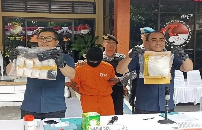 Polisi menangkap pengedar sabu dalam jumlah besar, berinial SIKK, 25, tahun asal Kediri, Tabanan, Bali.