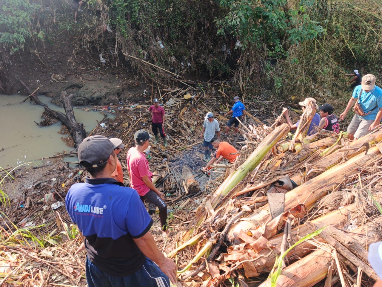 Petugas BPBD Jembrana bersama masyarakat melakuakn pengecekan Sungai Desa Kaliakah dan Sungai Mati Loloan Barat, Kabupaten Jembrana, Minggu (21/9/2025).