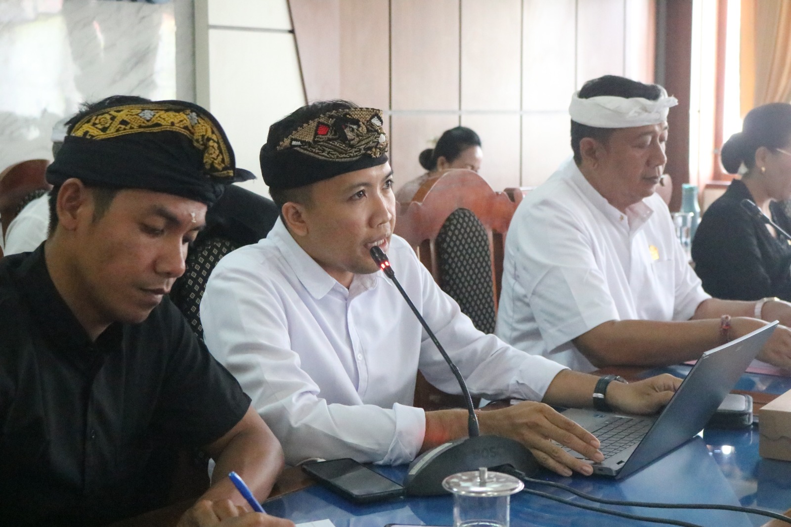 Dr. I Made Bagus Andi Purnomo, M.Pd saat rapat bersama Ketua Komisi IV DPRD Buleleng, Nyoman Sukarmen