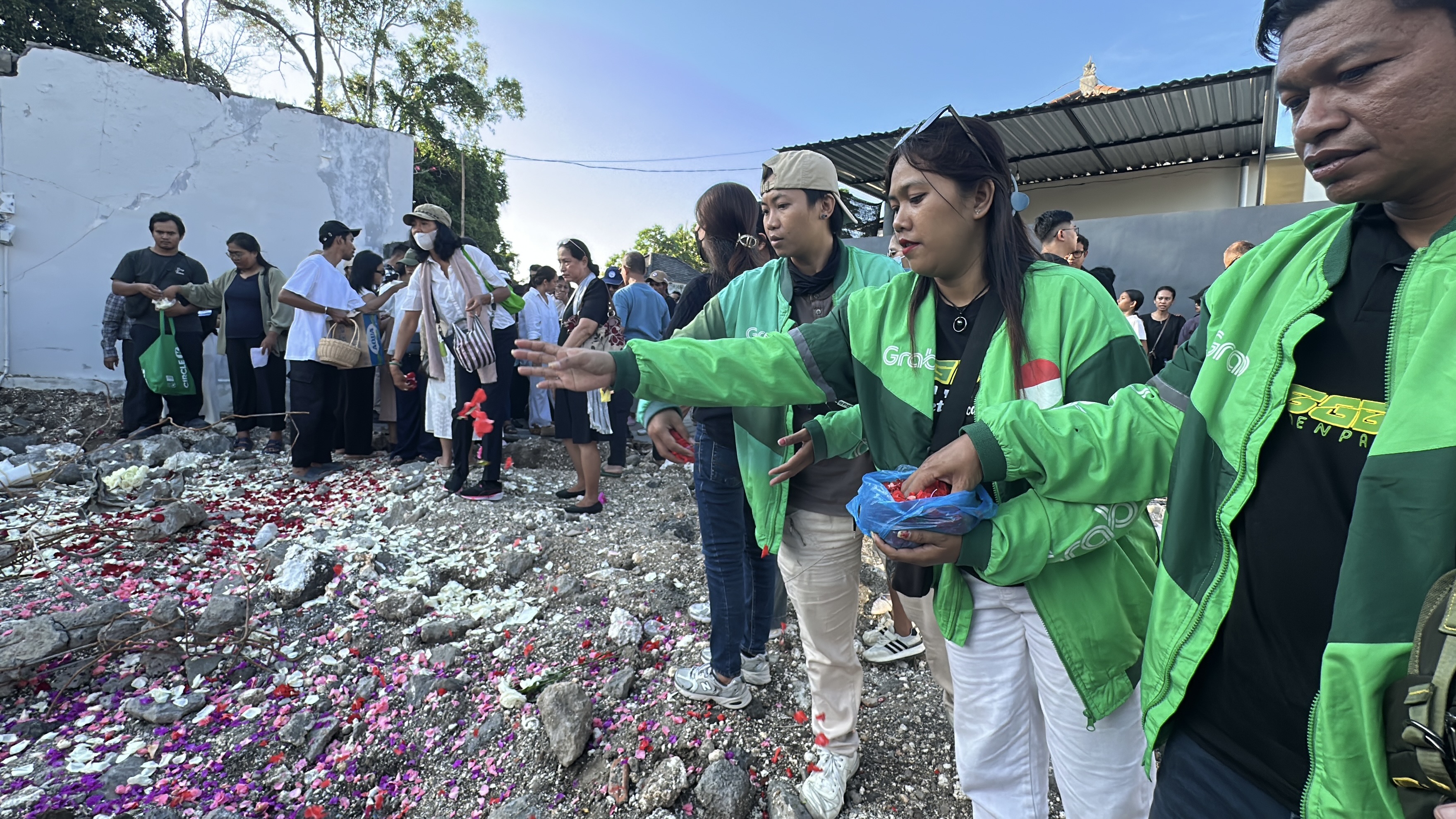 Prosesi tabur bunga dan doa bersama oleh dua putri korban dan seluruh anggota keluarga untuk menghormati Bapak Rio, Timothy, dan Ibu Bewi yang hilang akibat bencana banjir di Perumahan Permata Residen
