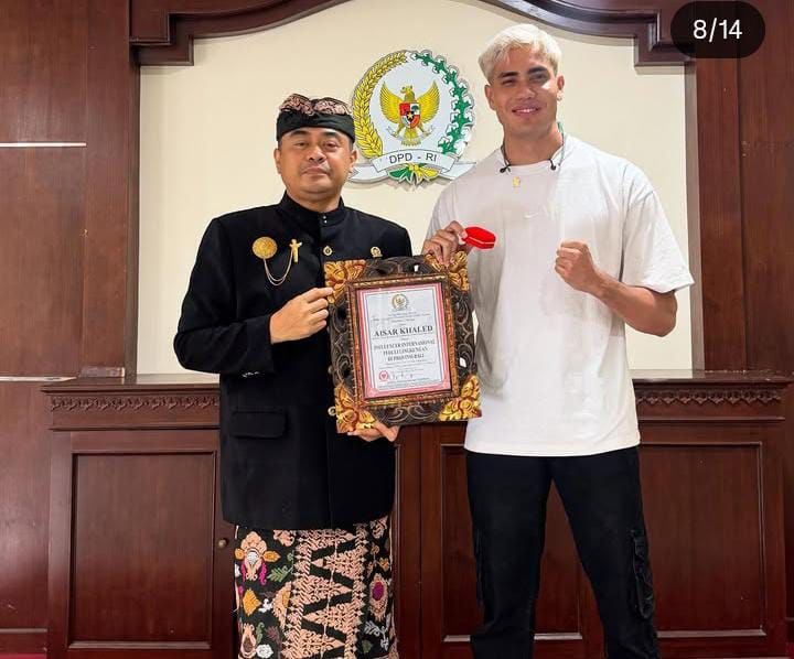 Aisar Khaledd Diberi Penghargaan oleh Arya Wedakarna