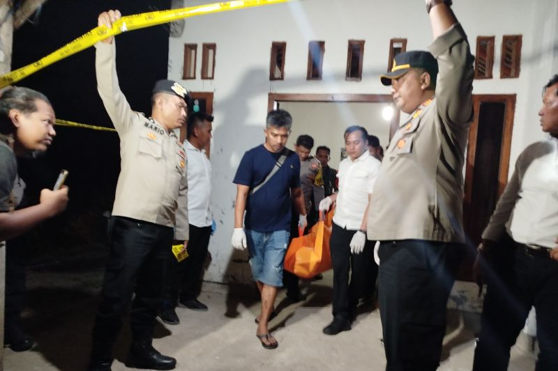 Petugas Inafis Polres Ponorogo melakukan olah TKP di rumah pasangan Kaseno dan Sarilah di Dukuh Sedandang, Desa Pomahan, Kecamatan Pulung, Ponorogo, Senin (22/9/2025).
