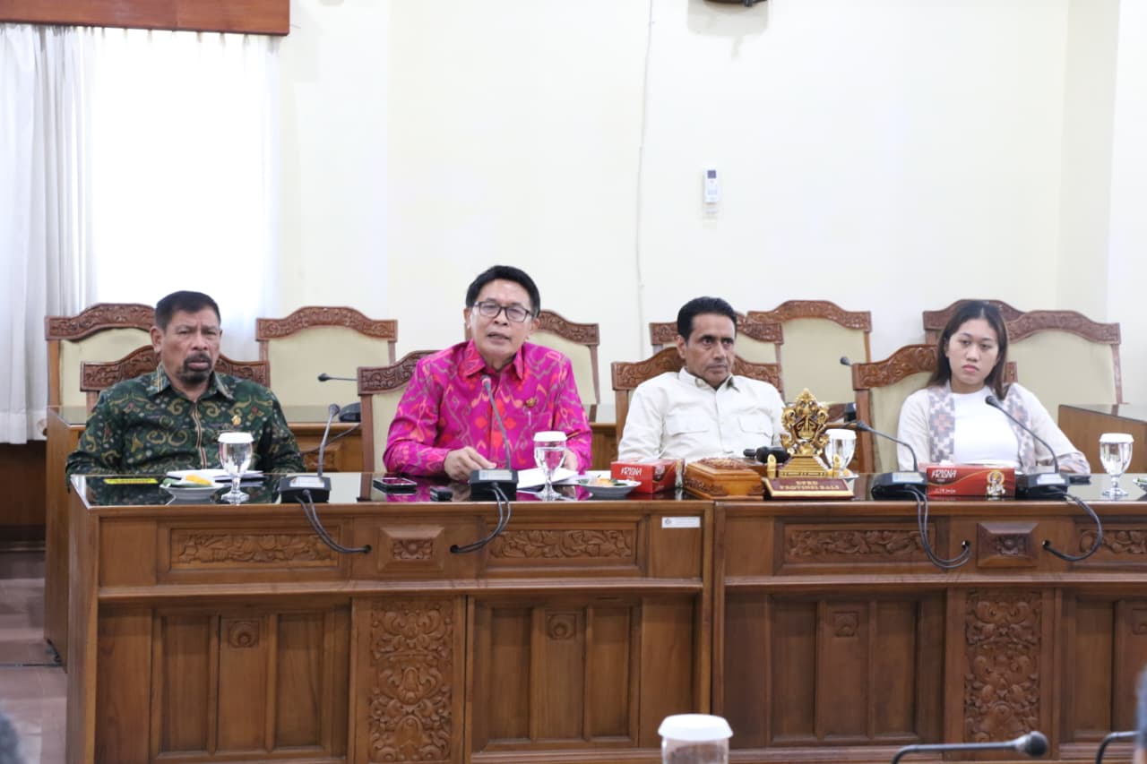 Terungkap dalam rapat Pansus TRAP DPRD Bali yang memanggil BPN, BWS, Tahura. Bahwa ada 106 sertifikat yang terbit di Kawasan Tahura Ngurah Rai atau hutan Mangrove. Suparta berbincang dengan pihak BPN.