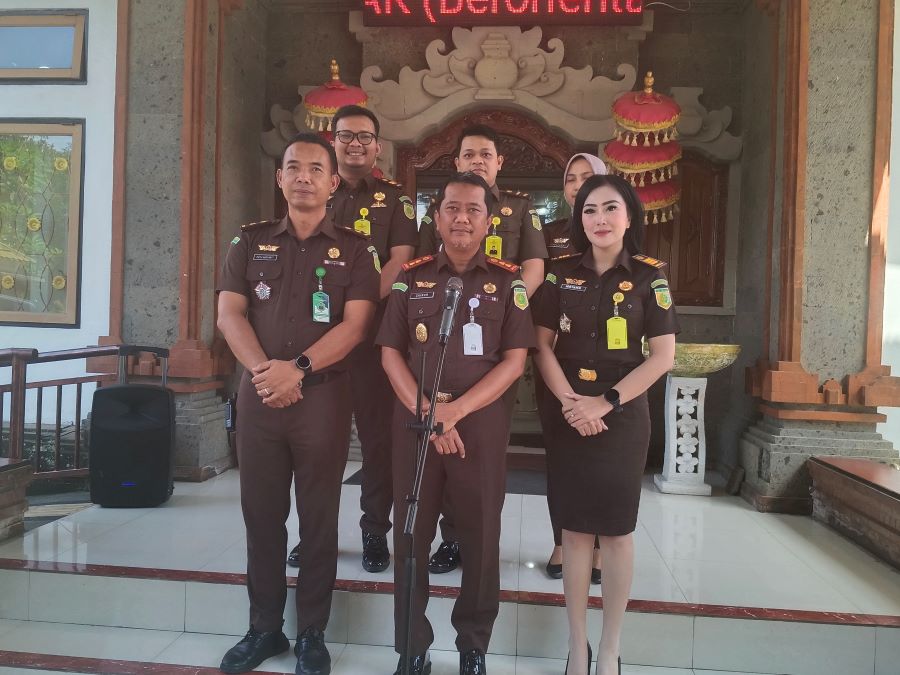 Kajari Tabanan, Zainur Arifin Syah didampingi Kasi Perdata dan Tindak Pidana PTUN, Mayangtari Parangin Angin, serta Kasi Intel I Putu Nuryanto di Kantor Kejari Tabanan, Senin (22/9/2025).