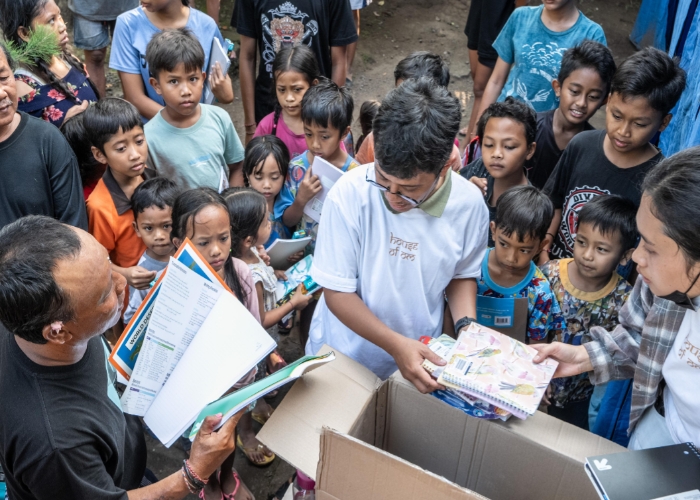 SOSIAL:Komunitas Yoga House of Om (HOM) kembali menyalurkan bantuan sosial kepada warga terdampak banjir di Gang Telaga Indah, Desa Antiga, Kecamatan Manggis, Selasa (23/9/2025).