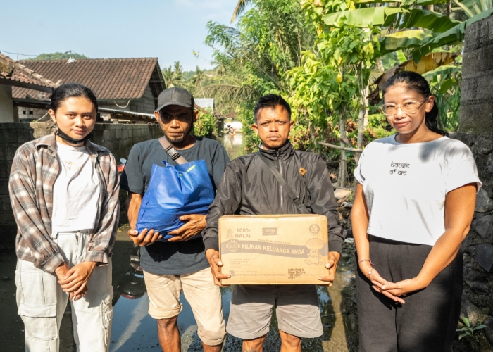 SOSIAL:Komunitas Yoga House of Om (HOM) kembali menyalurkan bantuan sosial kepada warga terdampak banjir di Gang Telaga Indah, Desa Antiga, Kecamatan Manggis, Selasa (23/9/2025).