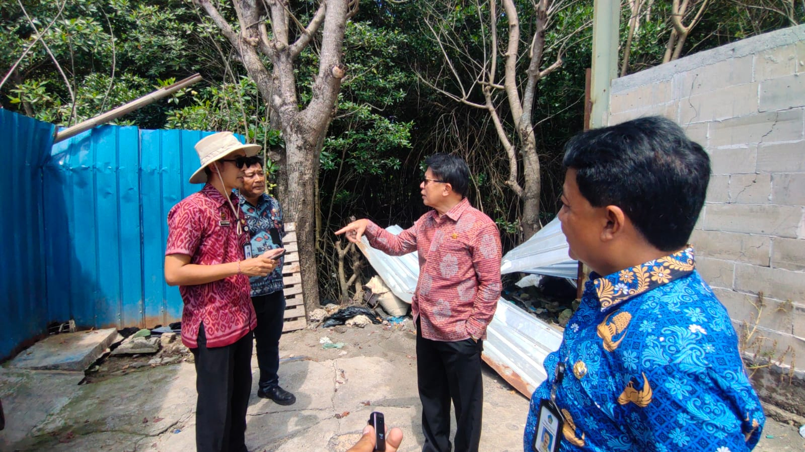 Ketua Pansus TRAP Made Suparta saat sidak di area mangrove. Ternyata area hutan mangrove dikuasai oranv Rusia. dan sudah terbit sertifikat 106 SHM