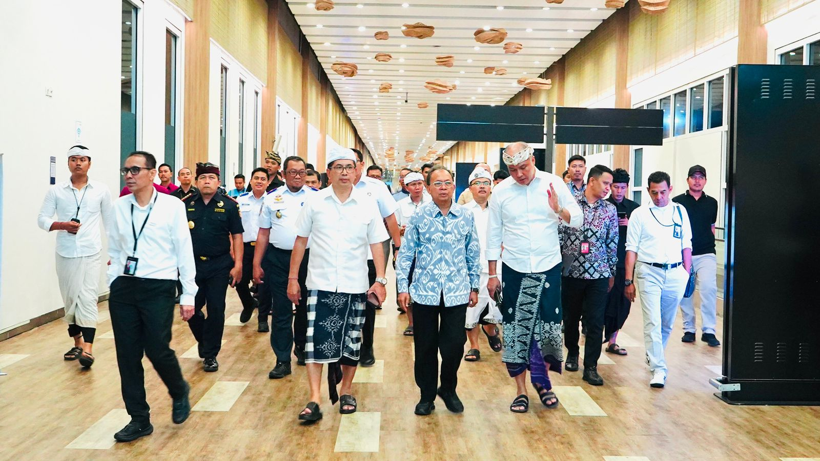 Evaluasi Lanjutan : Gubernur sebulan lalu sempat murka di Bandara Ngurah Rai. Dalam evaluasi lanjutan akhirnya sudah terjadi perbaikan, walaupun harus terus ditingkatkan.
