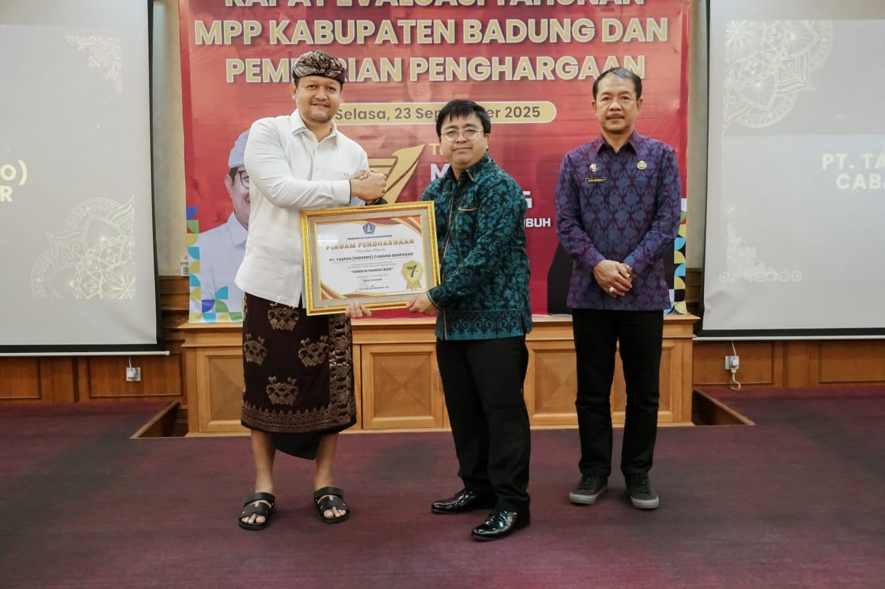 Wabup Bagus Alit Sucipta memberikan penghargaan kepada Instansi yang tergabung pada MPP Badung