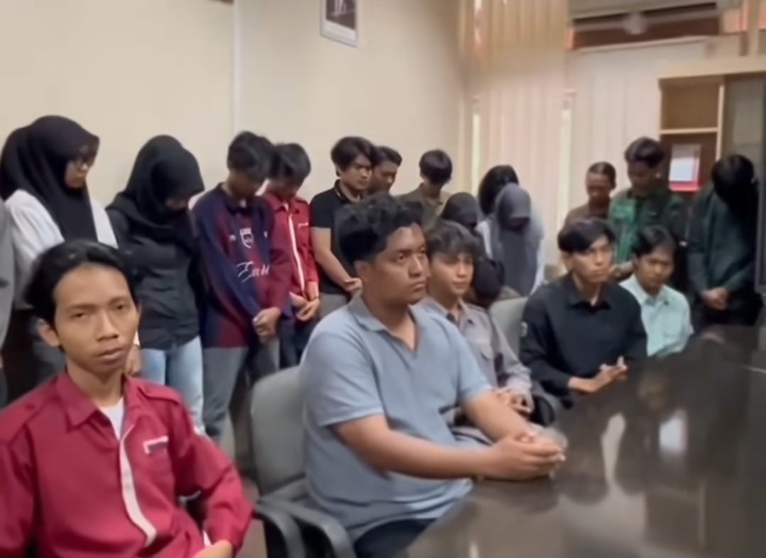 Sejumlah mahasiswa yang yang tergabung dalam HIMATETA memberikan klarifikasi