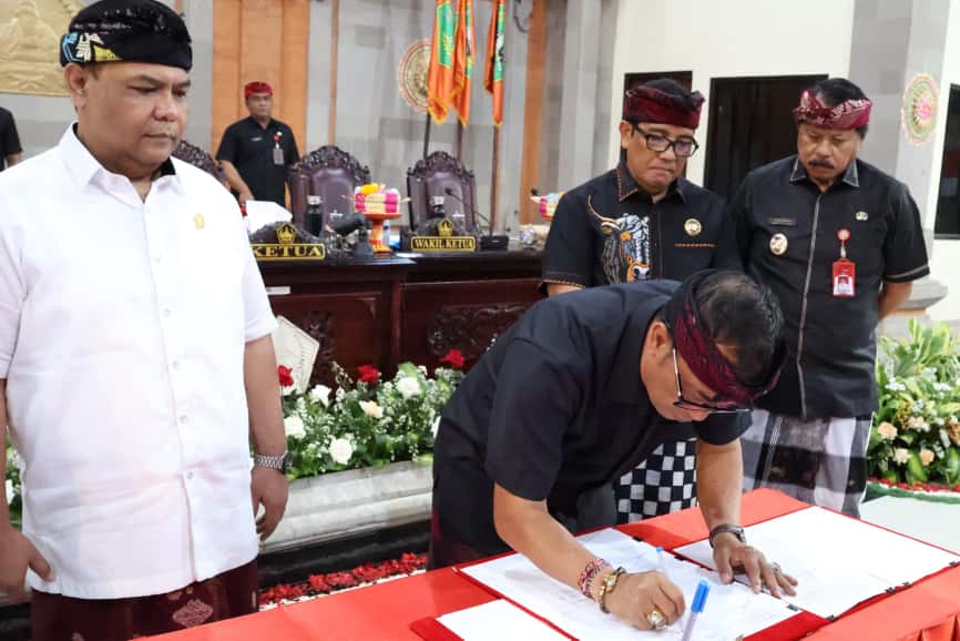 Ketua DPRD Tabanan, I Nyoman Arnawa, menandatangani nota kesepakatan empat ranperda yang salah satunya terkait APBD Perubahan 2025, Selasa (23/9/2025).