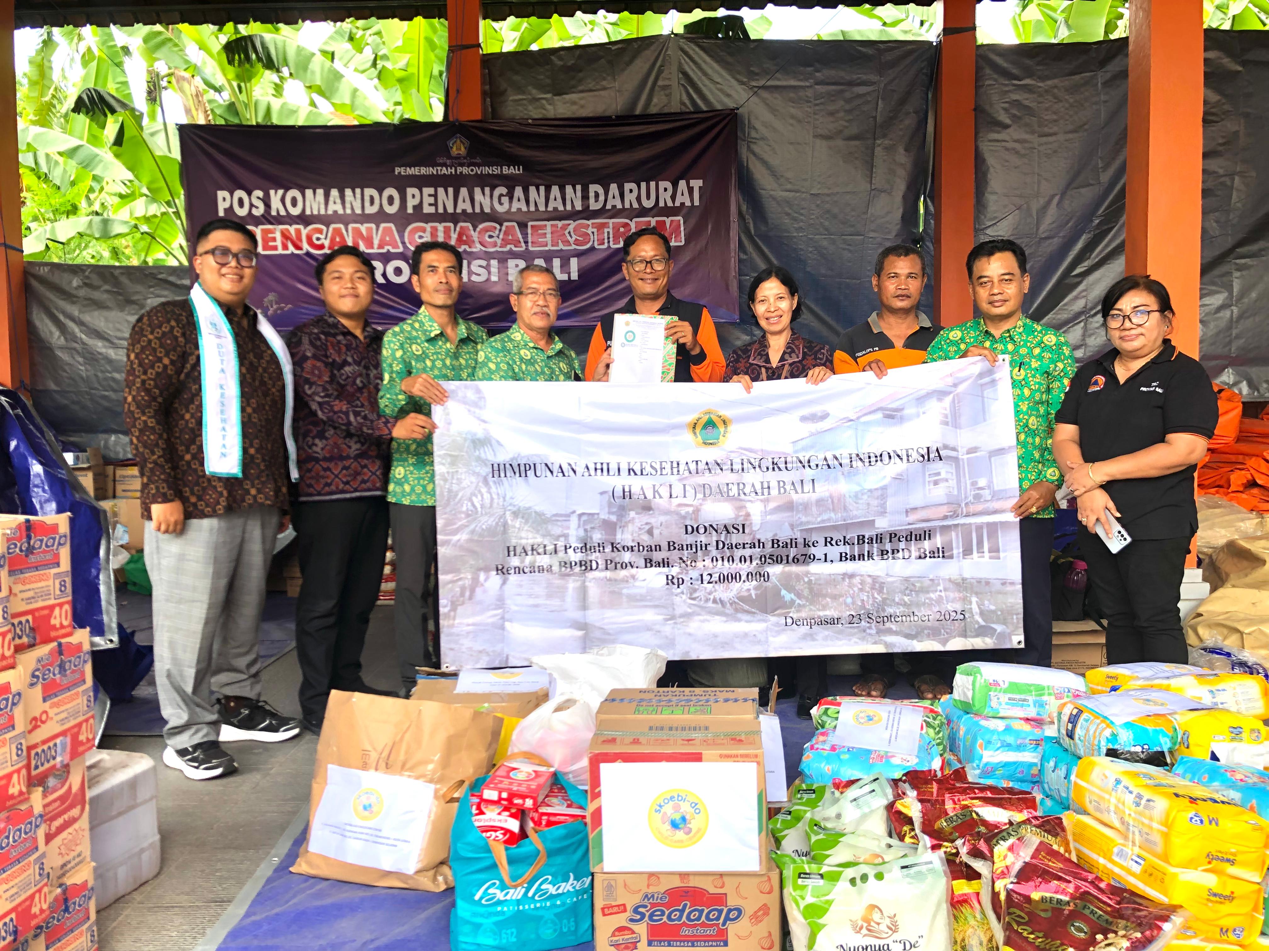 Penyerahan bantuan untuk korban bencana banjir di Denpasar oleh Himpunan Ahli Kesehatan Lingkungan Indonesia (HAKLI) Provinsi Bali.