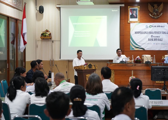 DIBUKA : Bupati Klungkung I Made Satria membuka sosialisasi persiapan purna tugas serta layanan Taspen bagi Aparatur Sipil Negara (ASN) yang akan memasuki masa pensiun.