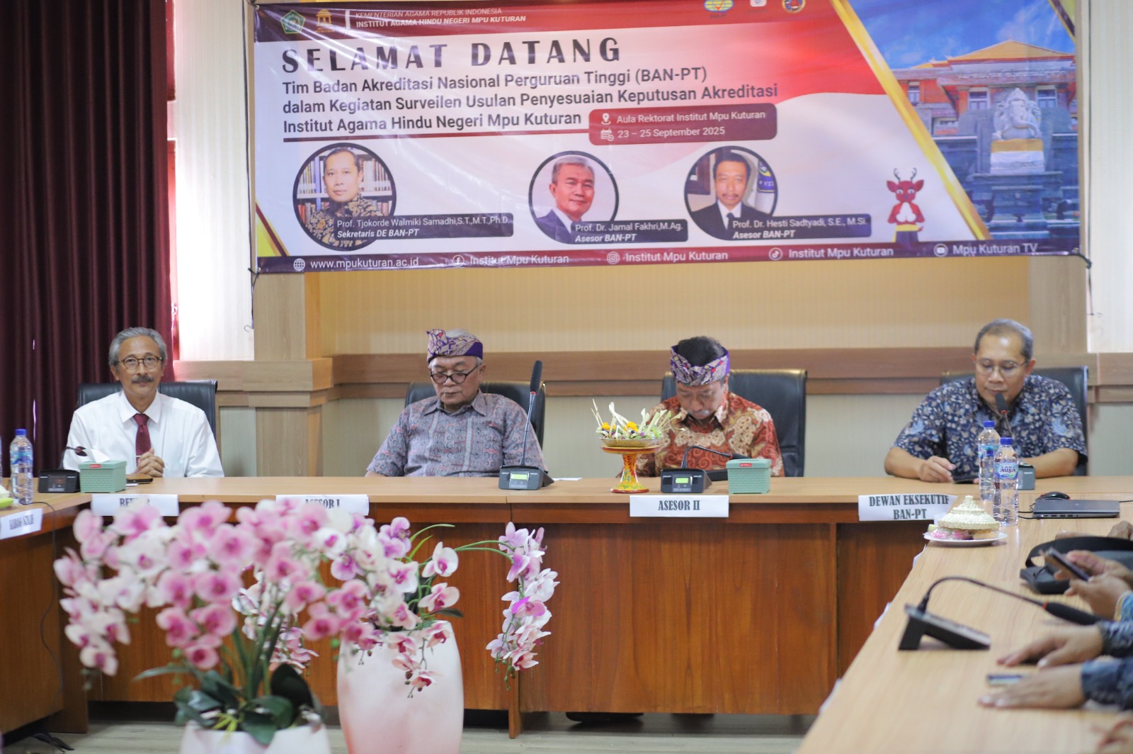 Rektor Institut Mpu Kuturan (IMK) Prof. Dr. I Gede Suwindia saat mendampingi kedua asesor yang melaksanakan surveilen pada Rabu (24/9)