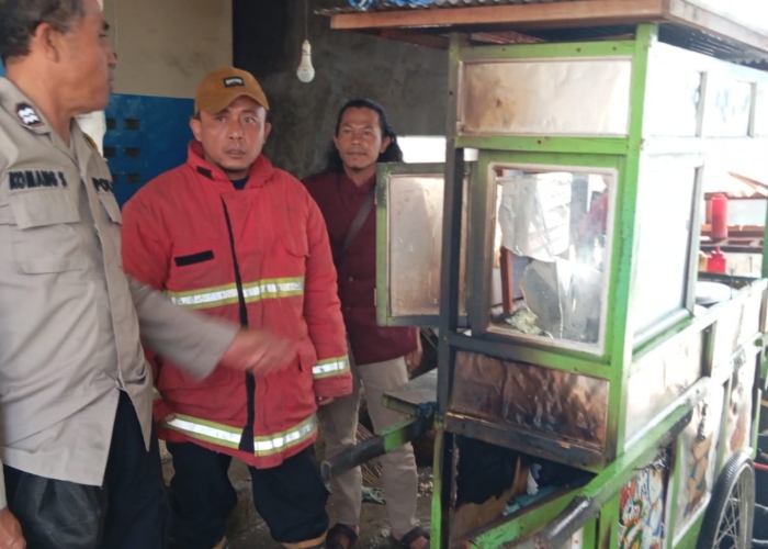 KEBAKARAN : Rombong bakso yang terbakar di Klungkung.