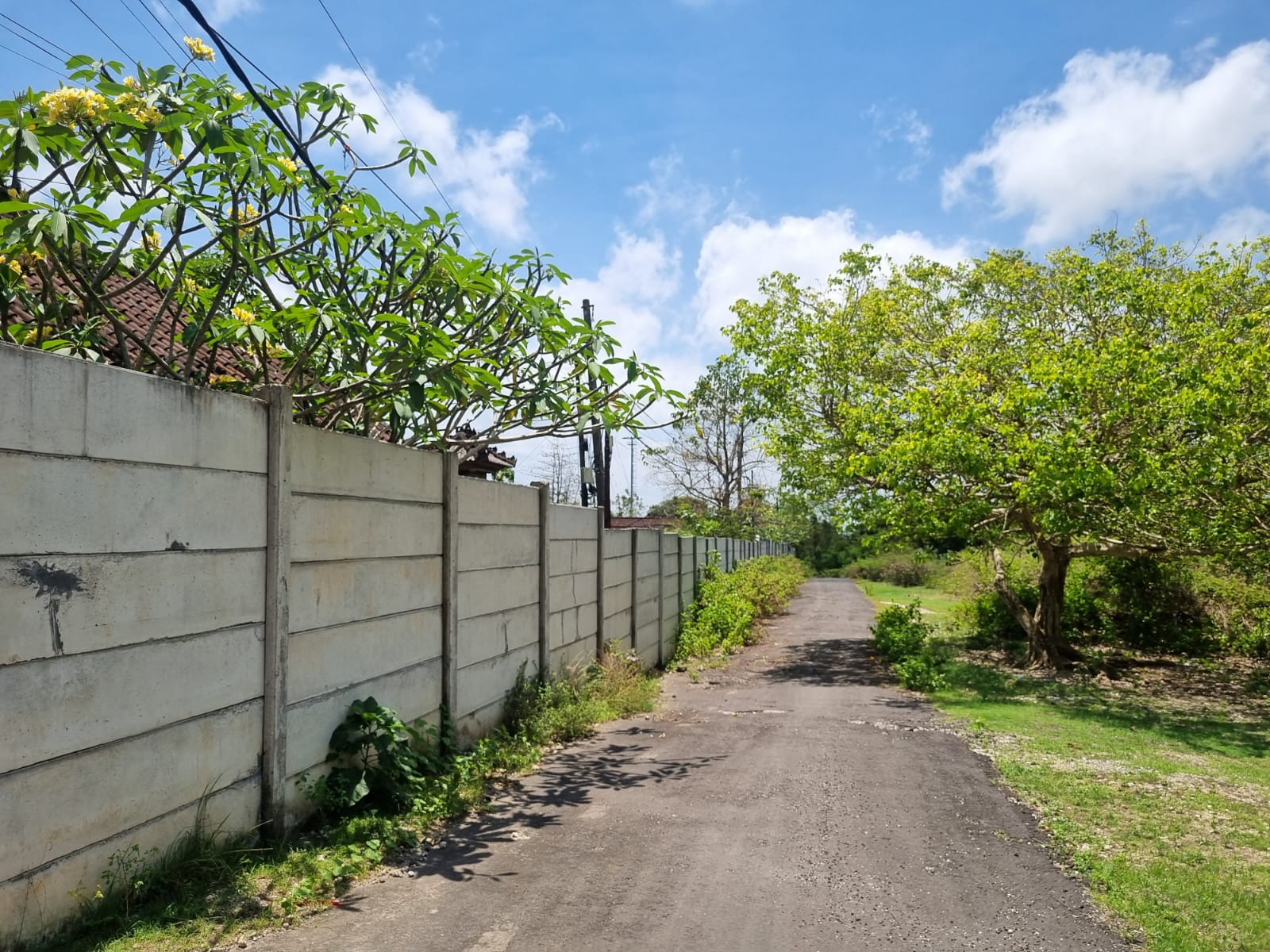 Pagar beton yang dibangun manajemen GWK dikeluhkan masyarakat Desa Ungasan, Kuta Selatan.