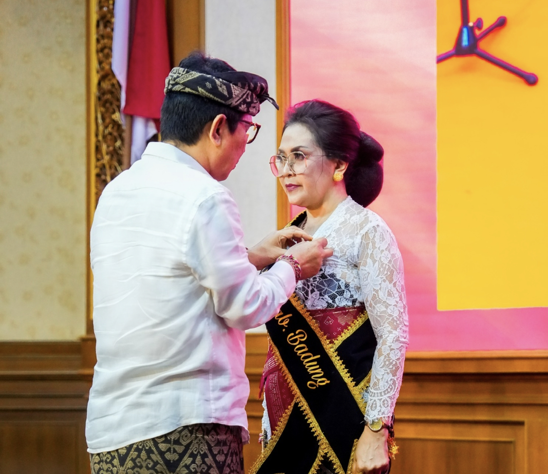 Bupati Adi Arnawa mengukuhkan Rasniathi Adi Arnawa sebagai Bunda PAUD Kabupaten Badung Periode 2025-2030 di Ruang Kertha Gosana, Puspem Badung, Kamis (25/9).