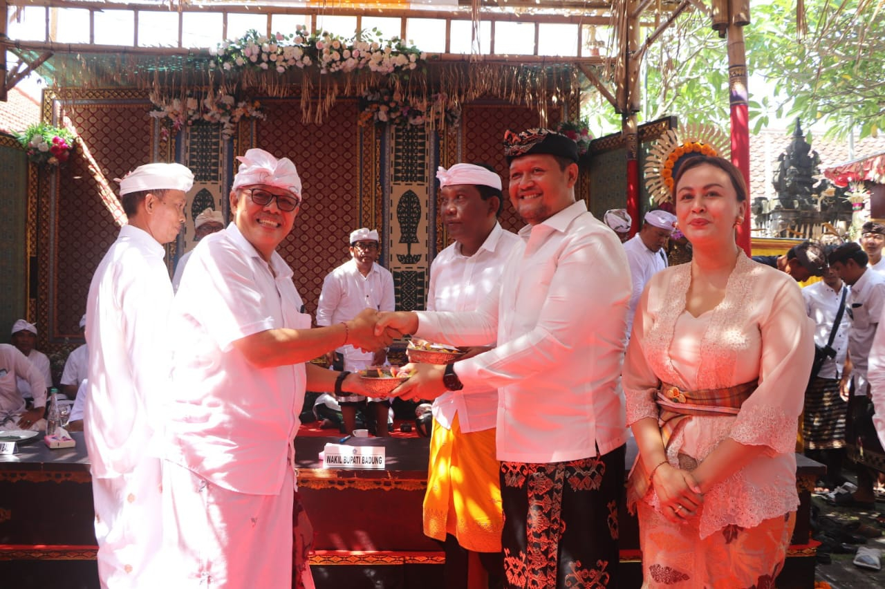 Wabup Bagus Alit Sucipta didampingi Nyonya Yunita Alit Sucipta menghadiri Karya Dewa Yadnya di Merajan Gede Pratisentana Penyarikan Dalem Kedonganan, Desa Adat Kedonganan, Kuta, Rabu (24/9).