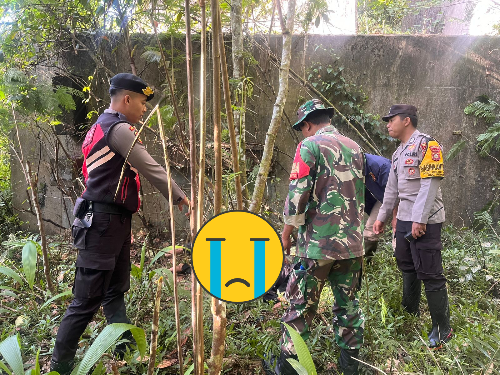TEMUKAN: Aparat gabungan menemukan jenazah PM di bawah Jembatan Tukad Bangkung.