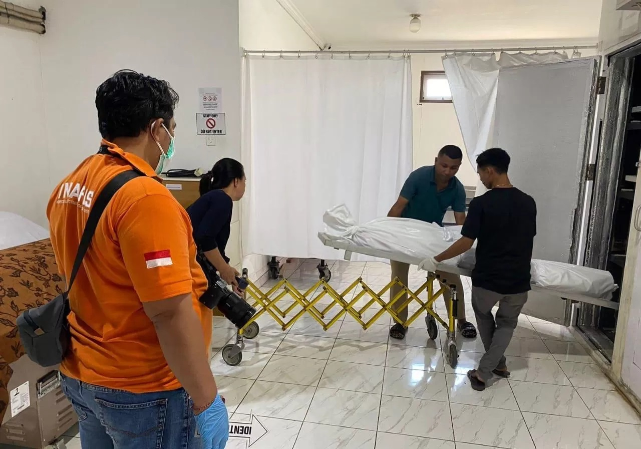 Jenazah WNA Australia, Byron James Dumschat, 23, dievakuasi dari villa ke RS dan polisi. melakukan olah TKP, Agustus 2025 lalu