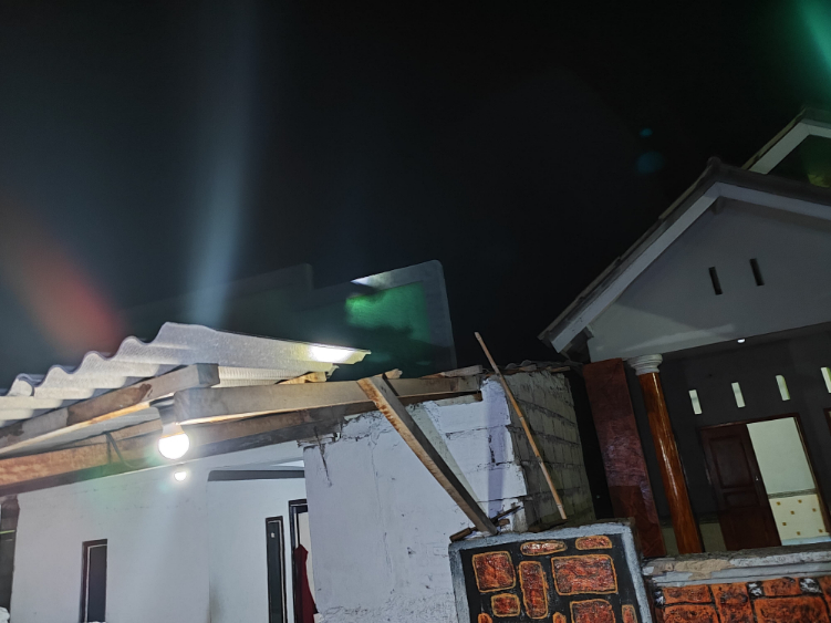 Kondisi rumah warga di Kelurahan Gilimanuk pasca diterjang angin puting beliung.