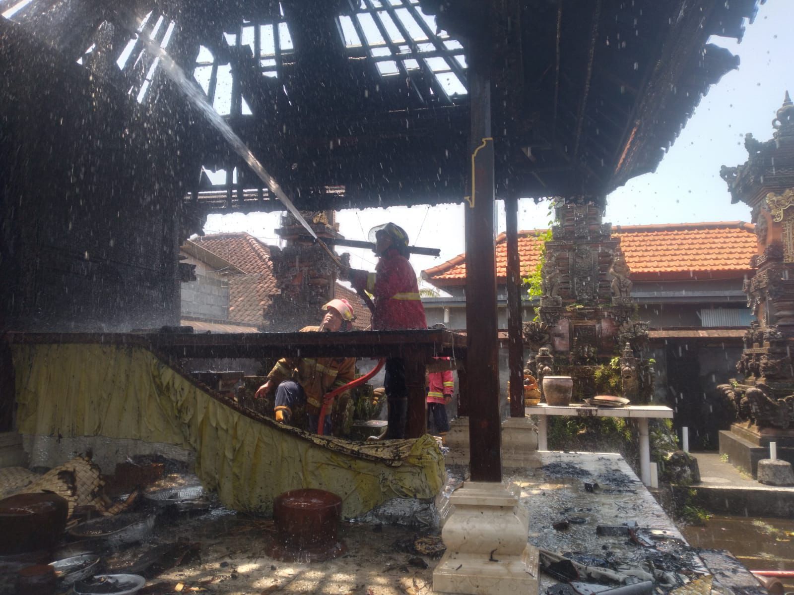 Kondisi bangunan piasan Pura Melanting Banjar Kutri, Desa Singapadu Tengah, Kecamatan Sukawati, Gianyar, setelah di lahap si jago merah pada Rabu (24/9/2025).