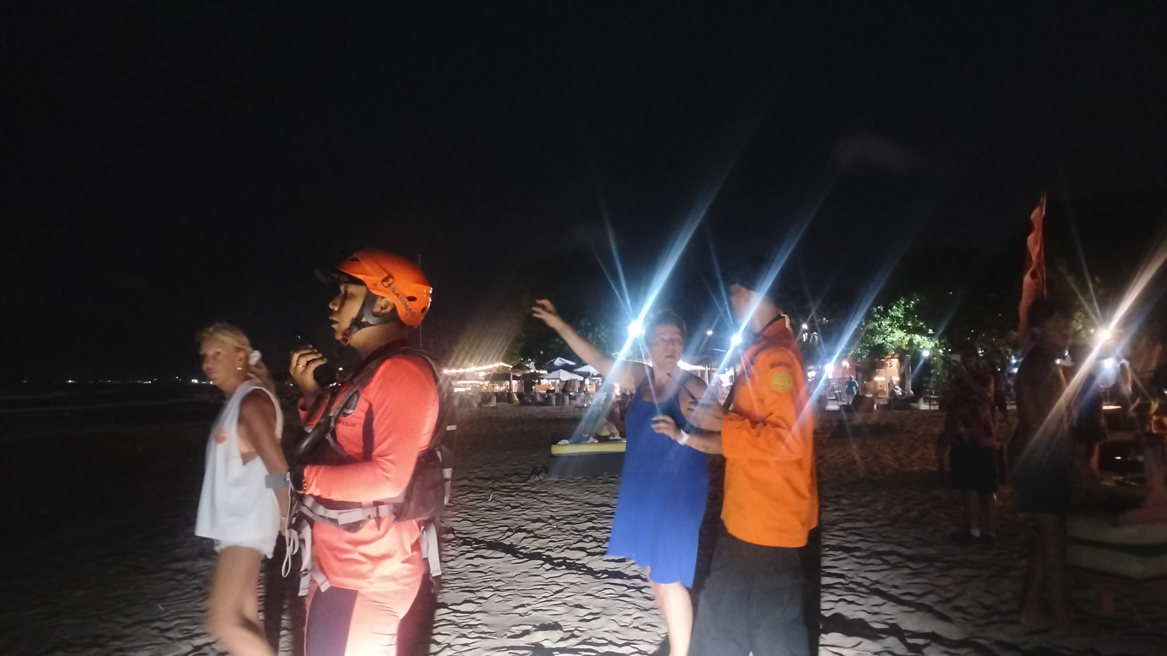 Tim SAR melakukan pencarian wisatawan Inggris terseret arus di Pantai Legian, Rabu (25/9/2025).