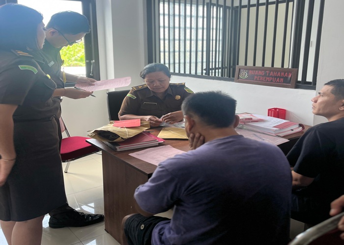 DILIMPAHKAN: Kejaksaan Negeri (Kejari) Gianyar menerima pelimpahan dua tersangka kasus narkotika beserta barang bukti dari penyidik Polres Gianyar.