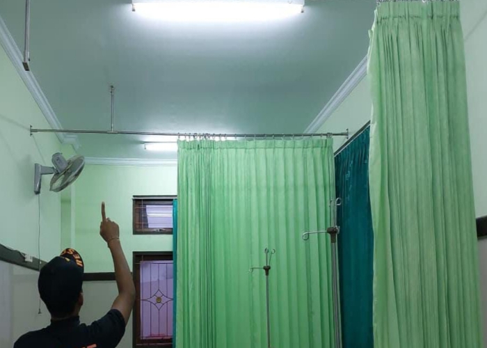 RUSAK : Kondisi tembok puskesmas II Negara, Jembrana yang retak akibat gempa yang terjadi Kamis (25/9/2025).