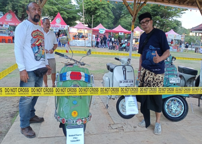MERIAH : Ketua BSC, Gung Raka (baju putih) didampingi Ketua Panitia Acara, Tjok Anom (baju hitam) dalam acara Bali Scooter Club Anniversary.