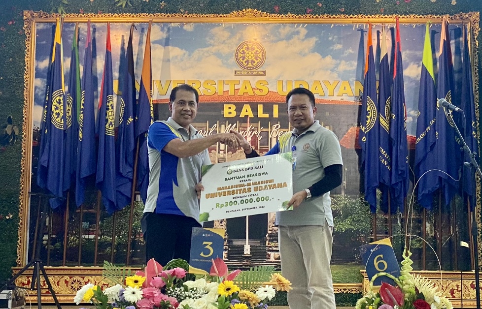 Direktur Bisnis Bank BPD Bali, I Nyoman Sumanaya, S.E., M.M.,  saat menyerahkan bantuan beasiswa kepada Rektor Unud, Prof. Ir. I Ketut Sudarsana, ST., Ph.D., IPU, Jumat (26/9).