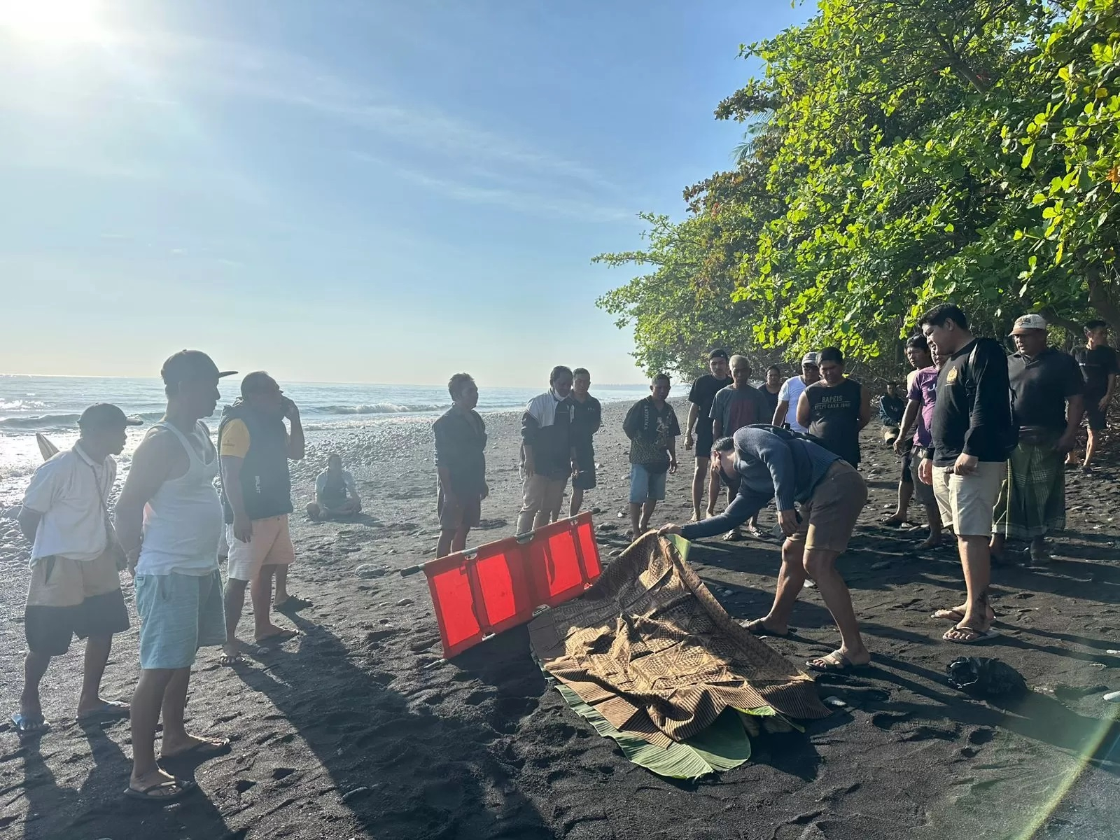 Jenazah Ketut Gelgel, warga Desa Tembok, Buleleng, ditemukan di tepi pantai desa setempat