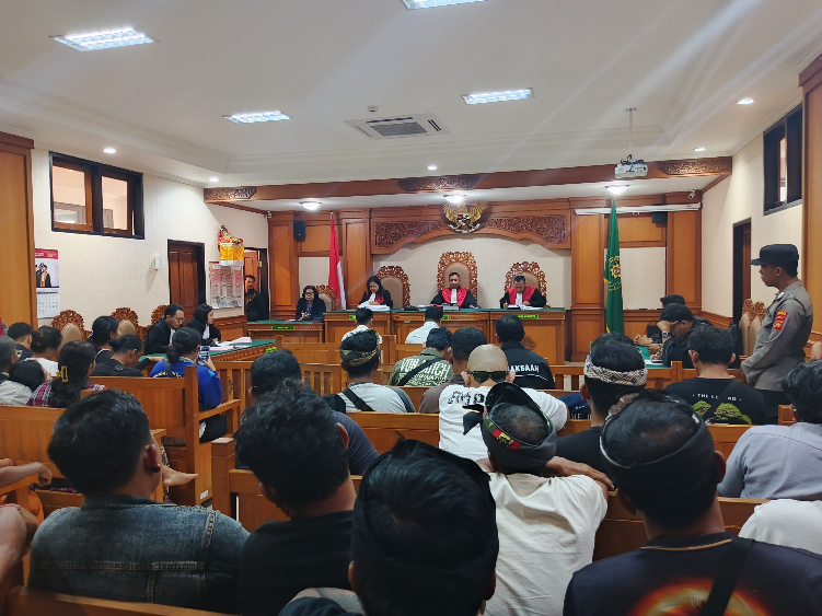 situasi Sidang putusan kasus pembunuhan tragis I Made Agus Aditya di Pengadilan Negeri (PN) Gianyar, Bali, pada Kamis (25/9).