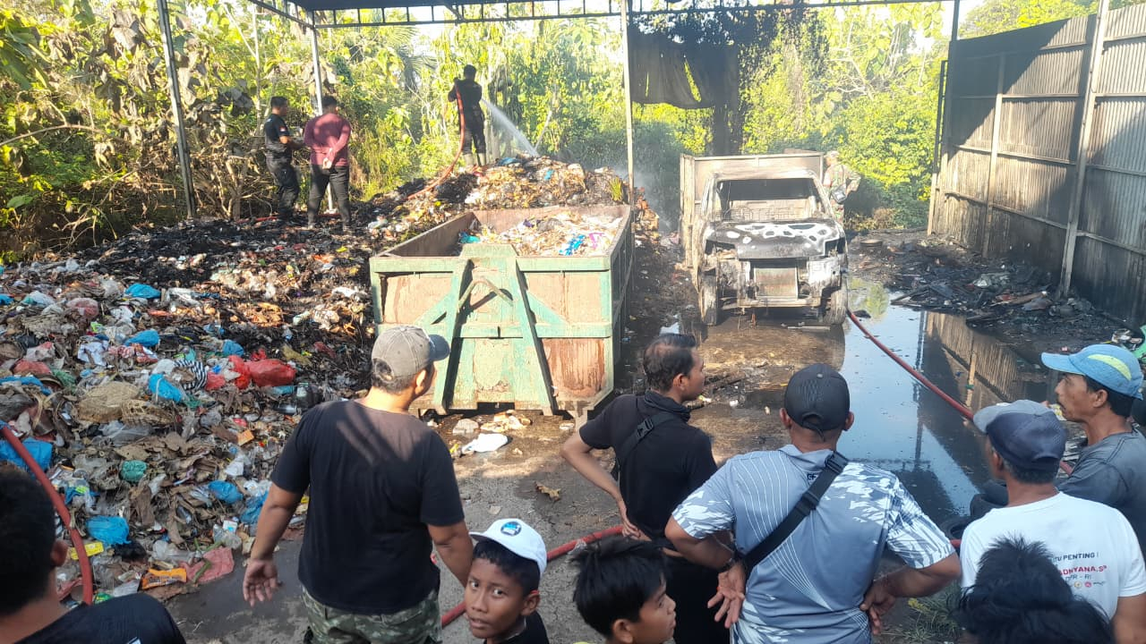 Kebakaran di TPST Desa Anturan yang turut menghanguskan mobil pengangkut sampah.