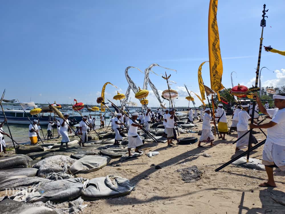 Upacara Melasti yang digelar Puri Agung Jero Kuta pada Jumat (26/9) di Segara atau Pantai Merta Sari, Denpasar Selatan
