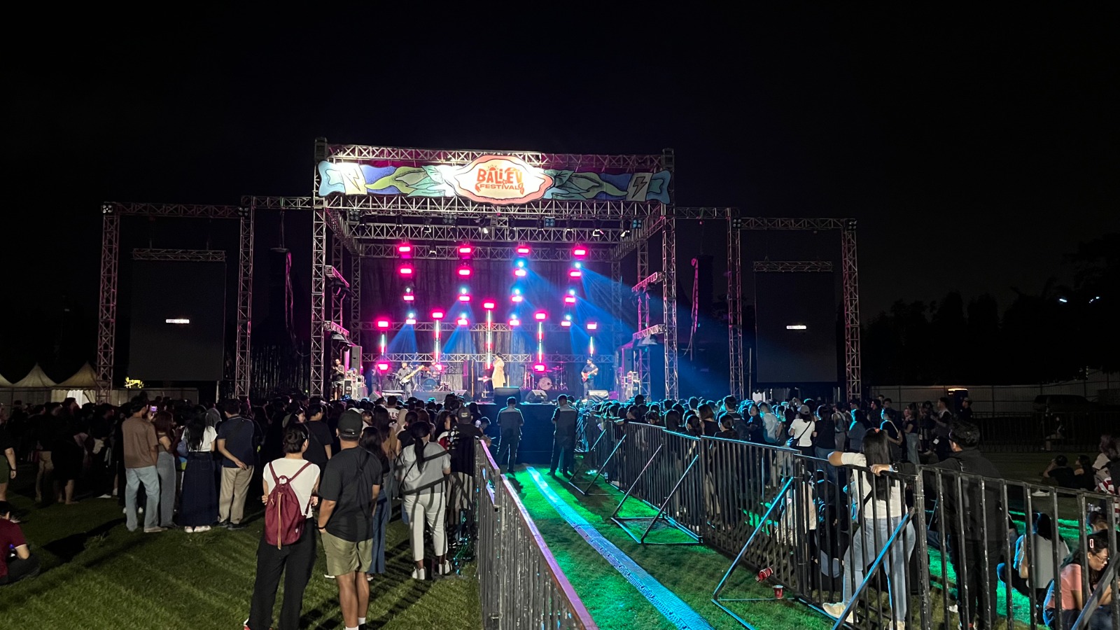FESTIVAL: Suasana Bali EV Fest 2025 pada malam hari yang dipadati pengunjung saat band yang menjadi idola kawula muda mulai beraksi di panggung.