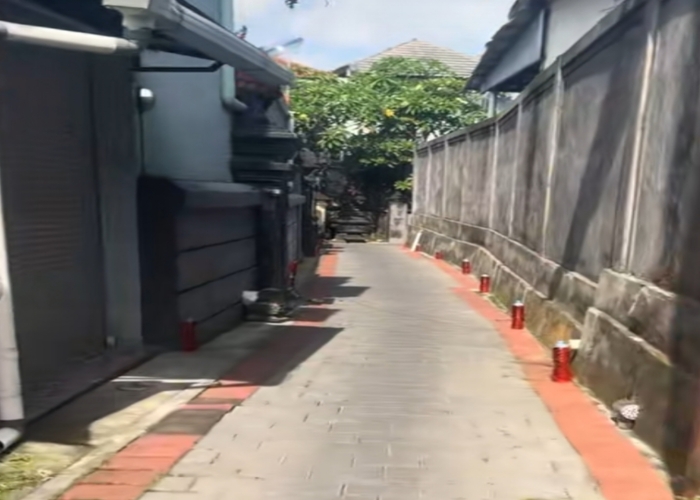 CAIRAN VIRAL : Deretan cairan merah di salah satu gang di kawasan Legian.