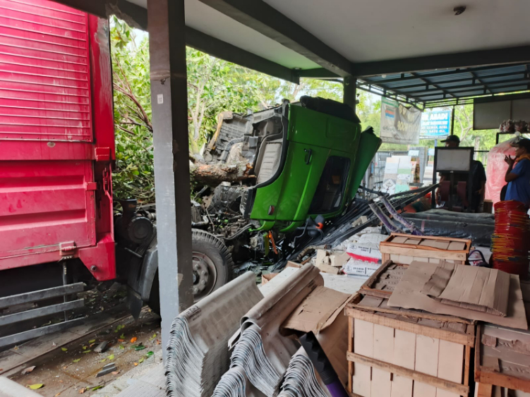 Truk box tronton nopol P 8701 UW hantam toko bangunan di Desa Tuwed, Kecamatan Melaya, Kabupaten Jembrana, Jumat (26/9).