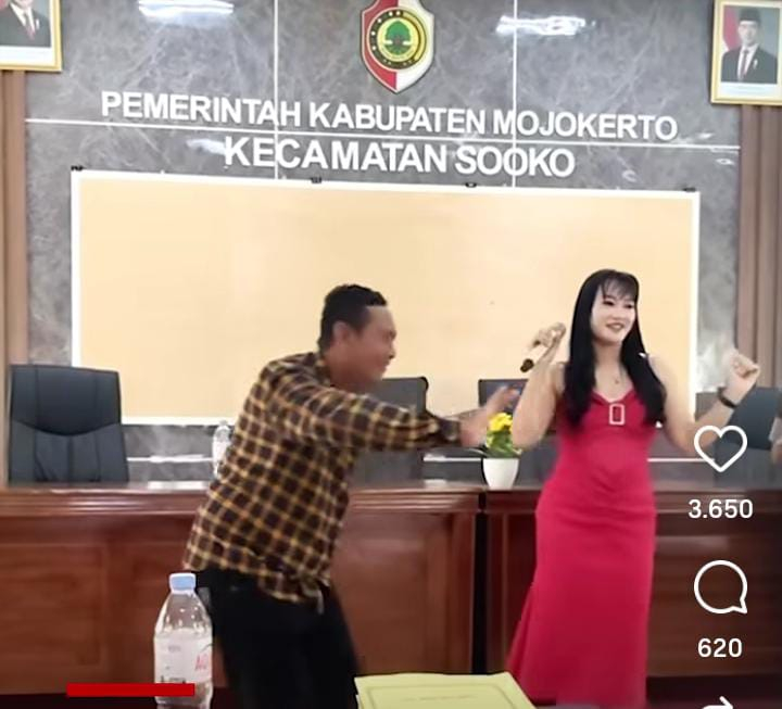 Viral aksi kades joget bareng biduan di kantor kecamatan jadi sorotan
