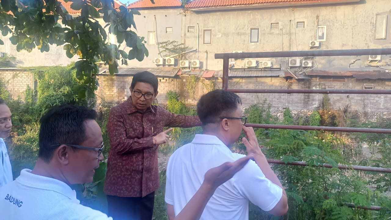Bupati Wayan Adi Arnawa meninjau alat penyaring sampah (trash rack) di alur Tukad Mati, Kelurahan Legian, Kuta, pada Jumat (26/9).