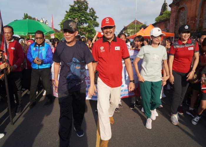 JALAN SEHAT : Peringatan Hari Ulang Tahun (HUT) Palang Merah Indonesia (PMI) ke-80 di Kabupaten Klungkung berlangsung meriah, Minggu (28/9/2025).