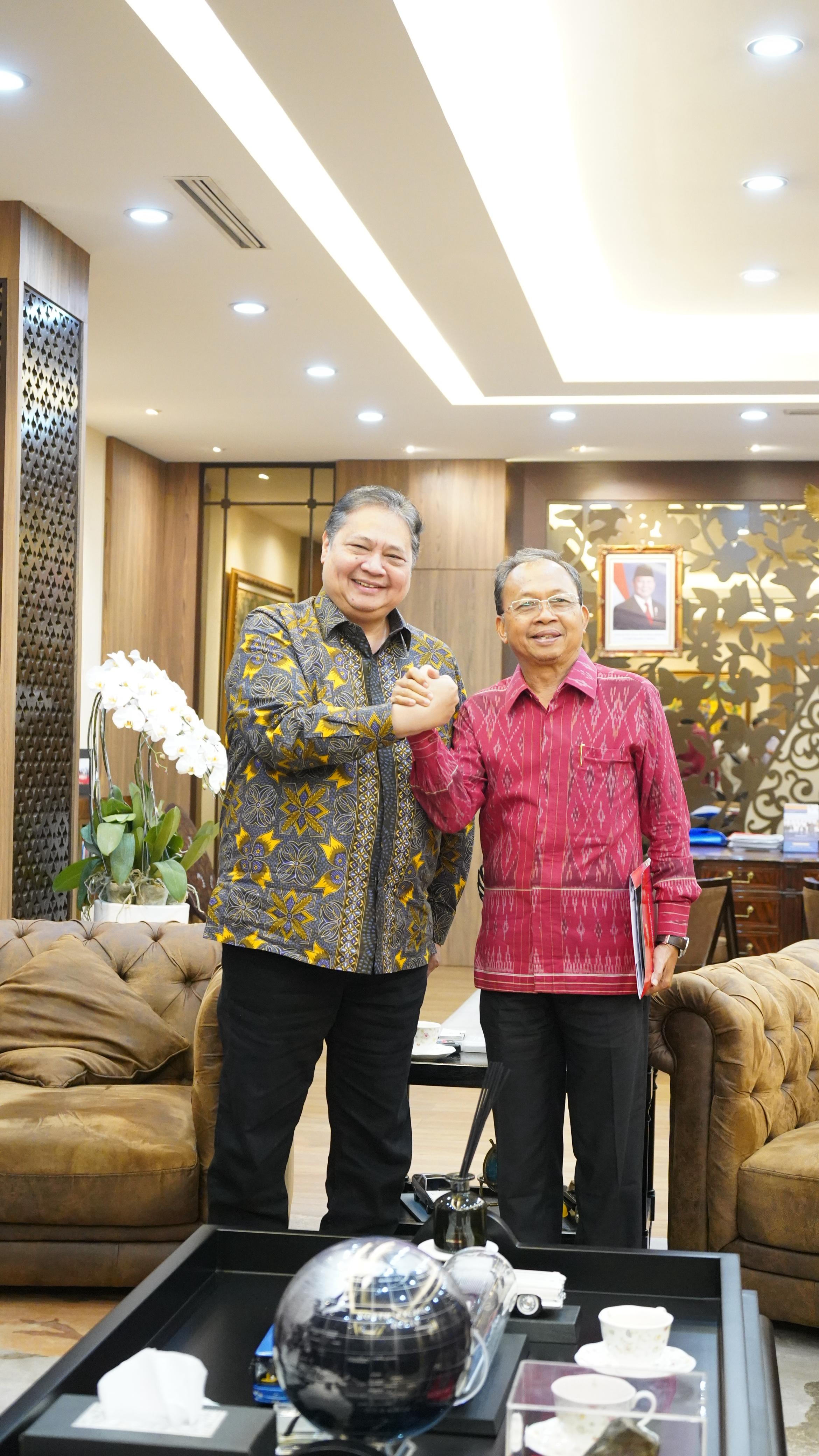 Gubernur Bali Wayan Koster saat bertemu Menko Perekonomian Airlangga Hartarto di kantornya di Jakarta, Rabu (24/9/2025).