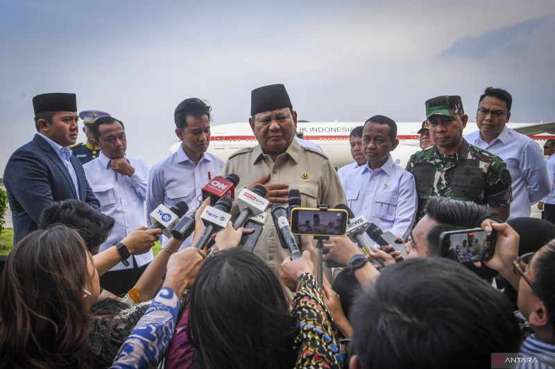 Presiden Prabowo Subianto (tengah) memberikan keterangan kepada wartawan saat tiba di Pangkalan Udara TNI AU Halim Perdanakusuma, Jakarta, Sabtu (27/9/2025).