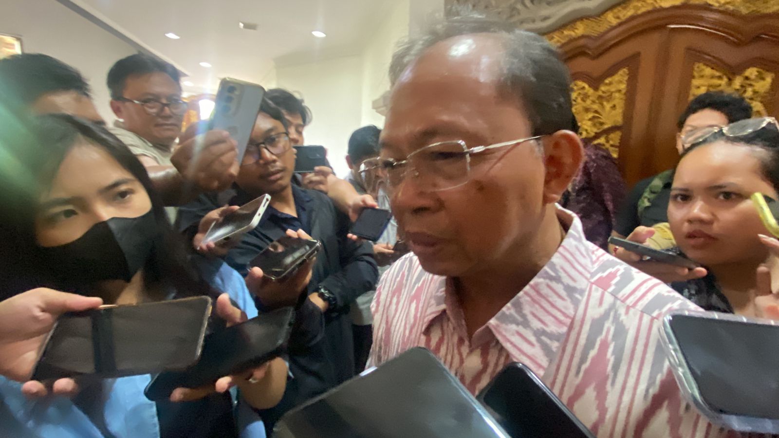 BUKA AKSES: Gubernur Bali Wayan Koster saat diwawancara usai menghadiri Rapat Paripurna DPRD Bali, Senin (29/9)